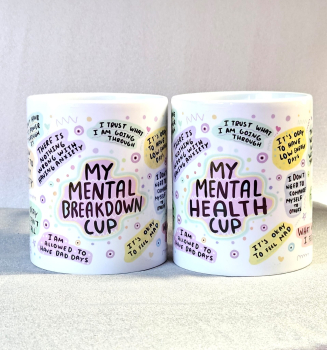 Zwei weiße Tassen mit bunten, handgezeichneten Motivationssprüchen rund um mentale Gesundheit. Links steht „My Mental Breakdown Cup“, rechts „My Mental Health Cup“. Umgeben von unterstützenden Affirmationen.
